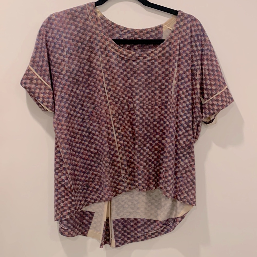 Sweater print top / tshirt with scoop neck.